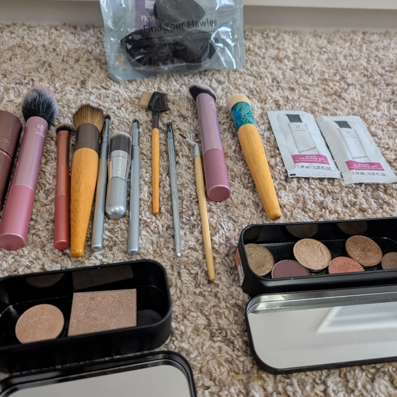 Makeup Bundle - Picture 2 of 3